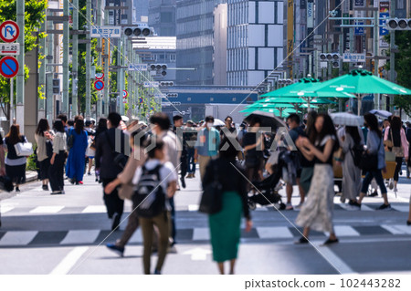 《東京》繁華的銀座大街/步行街 102443282
