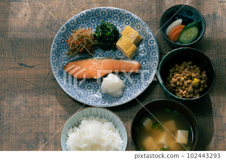 在早晨的陽光下，桌上供應日式早餐 102443293