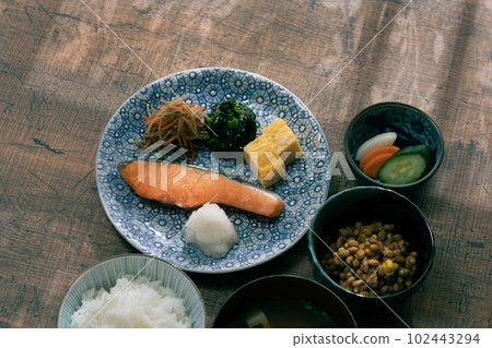 在早晨的陽光下，桌上供應日式早餐 102443294