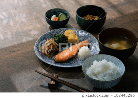 在早晨的陽光下，桌上供應日式早餐 102443296