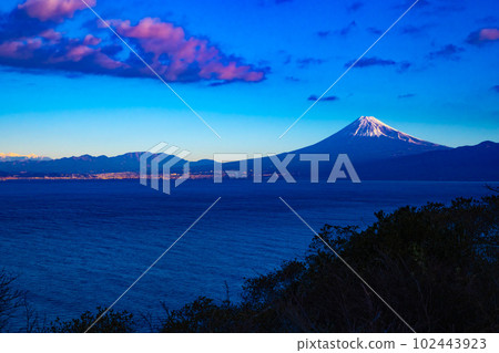 從駿河灣看到的神奇時刻的富士山[自然形象] 102443923