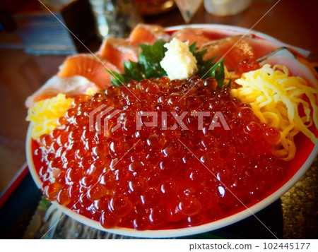 三文魚籽海鮮蓋飯 三文魚籽海鮮蓋飯 102445177