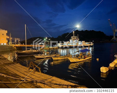 尾道港夜景_廣島縣尾道市_夜晚的碼頭 尾道港夜景_廣島縣尾道市_夜晚的碼頭 102446115