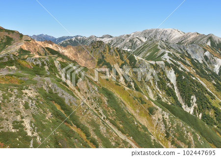 從割毛山附近看到的野口五郎山 102447695