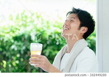 man drinking beer after exercise 102449280