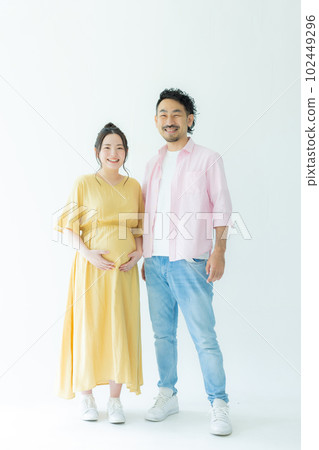 Maternity couple 102449296