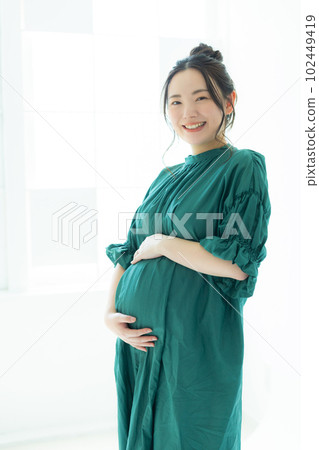 Pregnant woman Pregnant woman 102449419