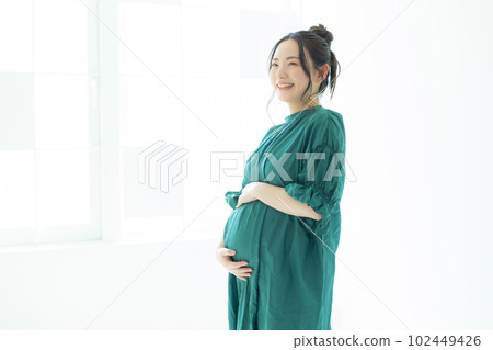 Pregnant woman 102449426
