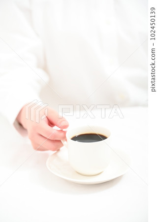 Women's hand with a cup of coffee 102450139