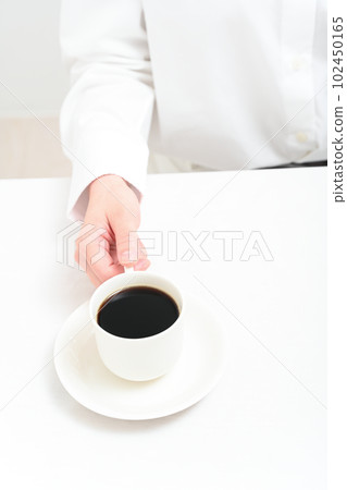 女人的手與一杯咖啡 女人的手與一杯咖啡 102450165