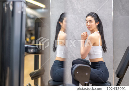 woman training at the gym, training, muscle 102452091