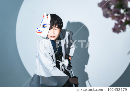 穿著和服拿著劍的少年 穿著和服拿著劍的少年 102452579