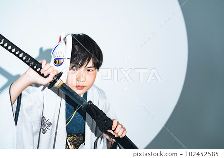 穿著和服拿著劍的少年 102452585
