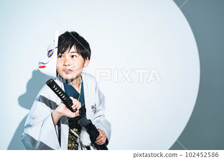 穿著和服拿著劍的少年 穿著和服拿著劍的少年 102452586