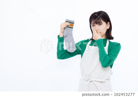 一個三十多歲的家庭主婦，因為房間裡有晾衣服的味道而煩惱 102453277