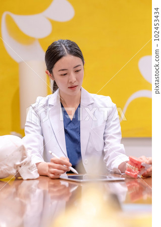 woman doctor dental  medical 102453434