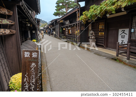 岐阜縣高山市秋天的飛騨高山老街 岐阜縣高山市秋天的飛騨高山老街 102455411
