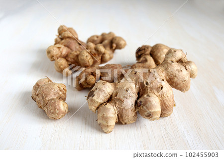 白色木質背景上的黑色薑黃 102455903