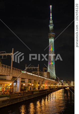 照亮的東京晴空塔和東京水町的城市燈光倒映在夜空中 照亮的東京晴空塔和東京水町的城市燈光倒映在夜空中 102456120