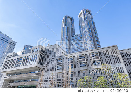 東京新宿區：陽光明媚的東京都政府大樓和東京都議會大樓 102456490