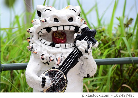 Shisa playing three lines 102457485