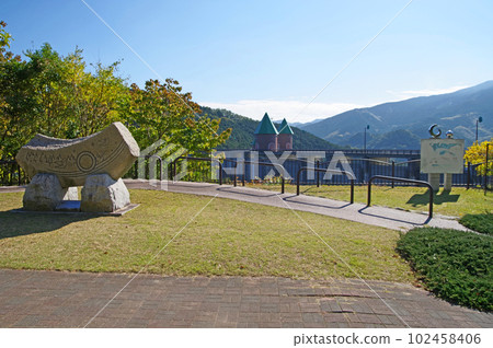 福岡縣笹栗町鳴淵水壩廣場和群山 102458406