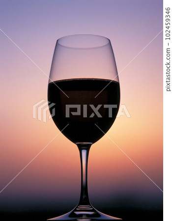 酒杯用紅酒和日落漸變 酒杯用紅酒和日落漸變 102459346