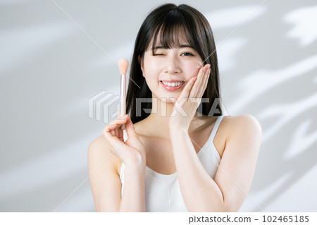 有刷子的婦女 102465185