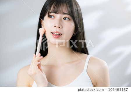 有刷子的婦女 102465187