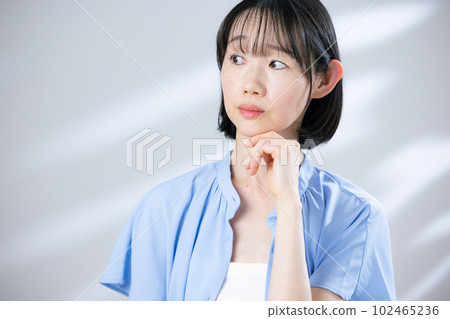 女性中間美女 102465236