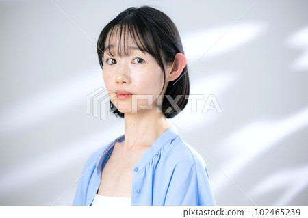 Female middle beauty 102465239