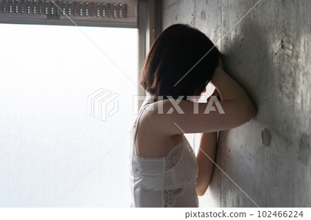 穿內衣的女性 穿內衣的女性 102466224