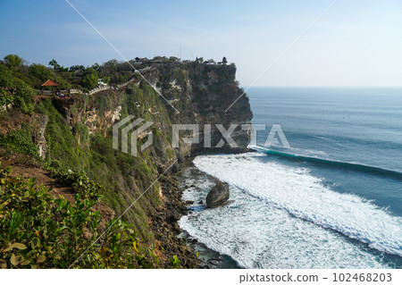 Spectacular view of Uluwatu Temple at the tip of the cliff 102468203