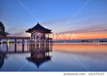 浮動的黎明 102470107