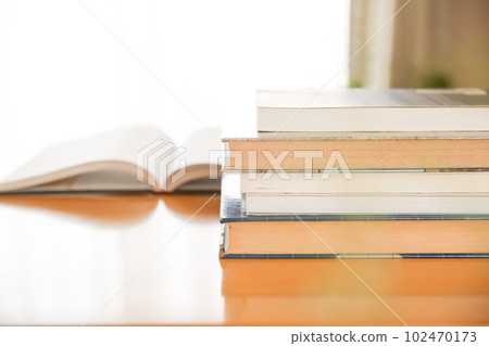 英語書籍在桌上打開、研究、學習、再學習的形象 英語書籍在桌上打開、研究、學習、再學習的形象 102470173