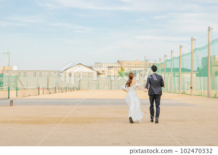 Tennis court wedding 102470332