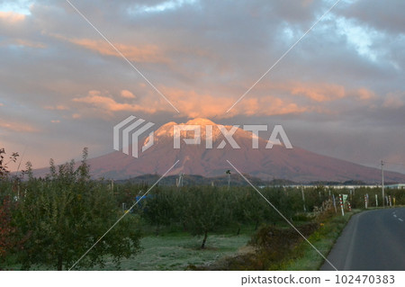 Snow-capped Mt. Iwaki at sunrise in early winter 102470383