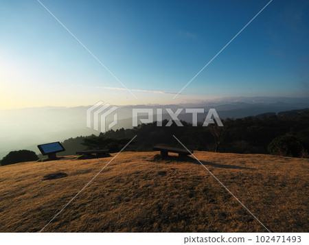 Aoyama Kogen in late autumn, view from the Maruyama grasslands 102471493