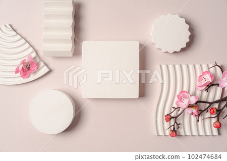 Decorative plaster podiums 102474684