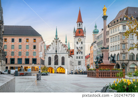 Altes Rathaus on Marienplatz in Munich 102474750