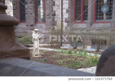 院子裡的基督雕像 102475760