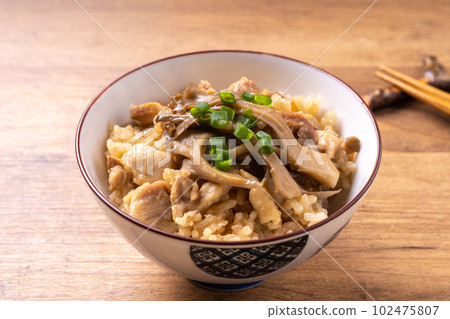 Mai Mushrooms煮熟的米飯 102475807