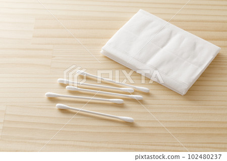 cotton swabs and tissue paper 102480237