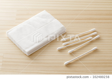 cotton swabs and tissue paper 102480238