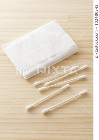 cotton swabs and tissue paper 102480242