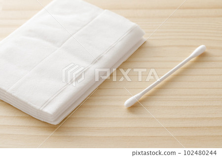 cotton swabs and tissue paper 102480244