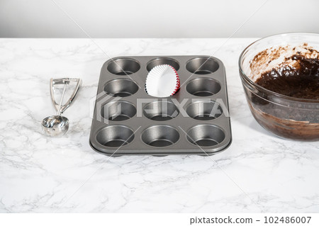 Scooping cake batter with dough scoop into - Stock Photo [103499250] -  PIXTA