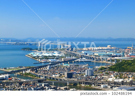 [香川縣]晴天從青野山展望台看到的瀨戶大橋 102486194