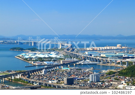 [香川縣]晴天從青野山展望台看到的瀨戶大橋 102486197