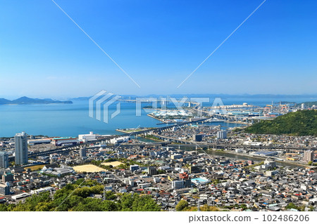 [Kagawa Prefecture] Seto Ohashi Bridge seen from Aonoyama Observatory in sunny weather 102486206